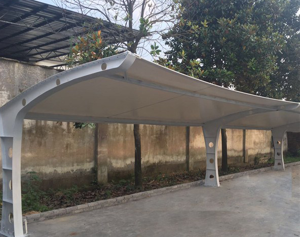 縮拉棚廠家講講膜結(jié)構(gòu)車(chē)棚的安裝注意事項(xiàng)