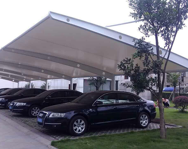 膜結(jié)構(gòu)停車棚建筑的特性有哪些？