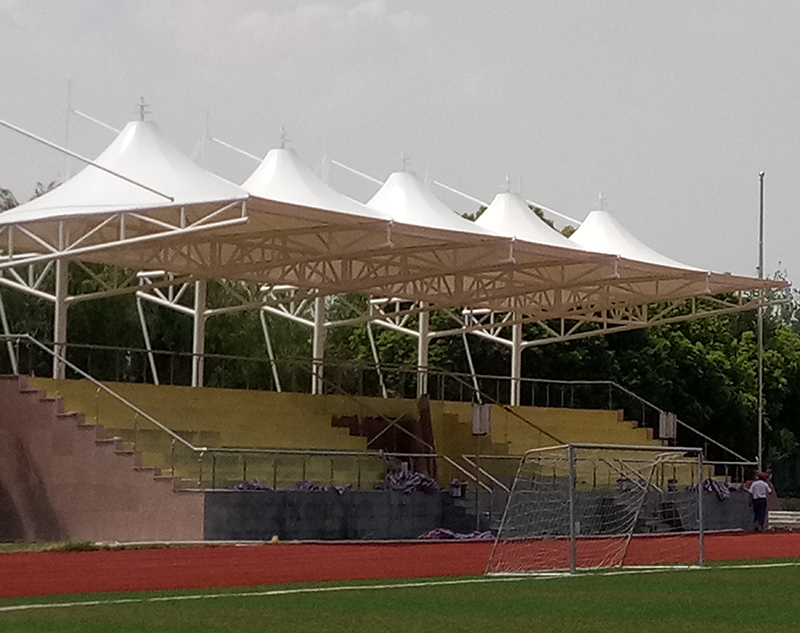 學(xué)校體育場看臺在吊裝膜結(jié)構(gòu)膜面時需要注意哪些事項？