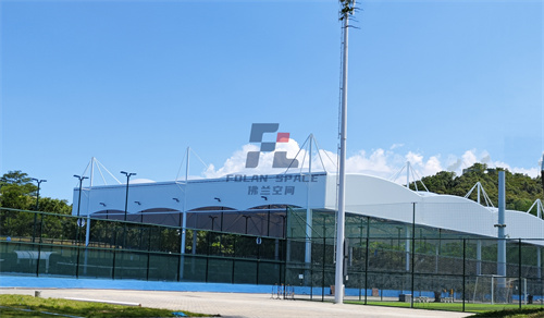 膜結(jié)構(gòu)球場蓋頂?shù)钠叽髢?yōu)勢，讓運動更暢快、更安心