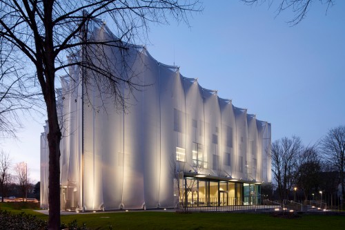 外墻會“飄動”？ 德國這座混凝土立方體，被一層銀色PTFE網(wǎng)格膜徹底激活